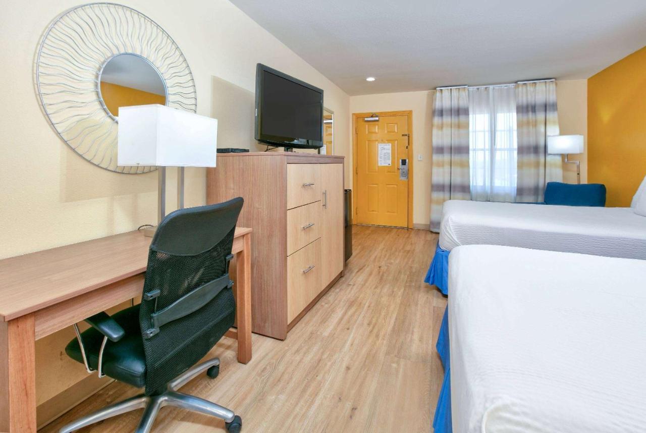 Days Inn By Wyndham Бейтсвил Екстериор снимка